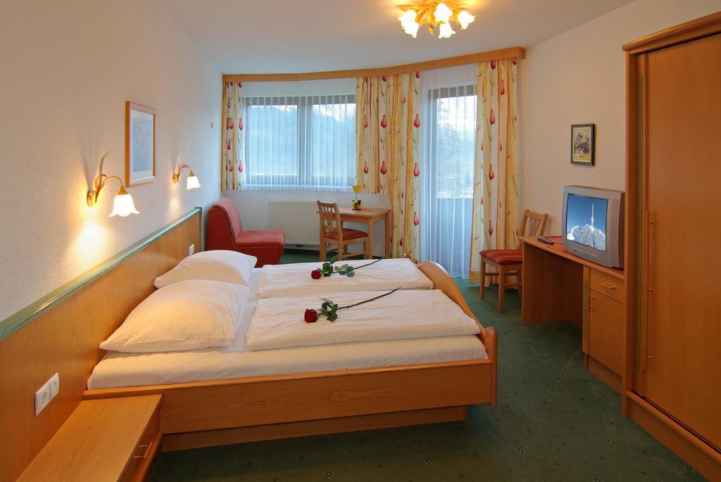 Hotel Garni Romantik Fügen Chambre photo
